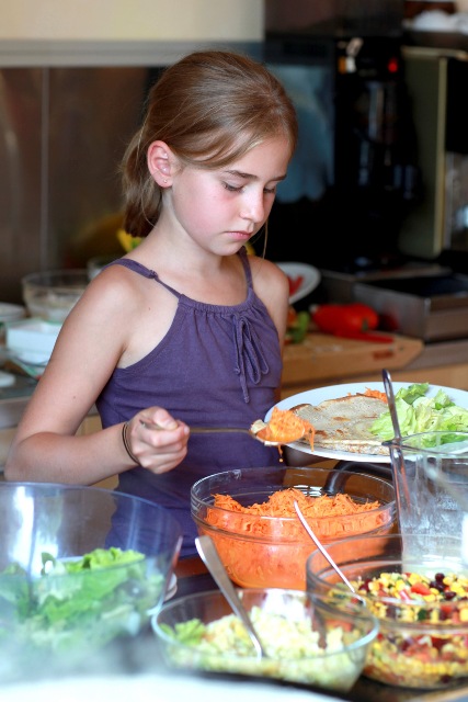 Salat für das Mittagessen kommt in den Waldorfschulen oft aus dem eigenen Schulgarten Salat für das Mittagessen kommt in den Waldorfschulen oft aus dem eigenen Schulgarten